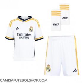 Camisa de time de futebol Real Madrid Vinicius Junior #7 Replicas 1º Equipamento Infantil 2023-24 Manga Curta (+ Calças curtas)